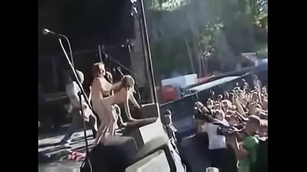 Se Couple fuck on stage during a concert friske videoer
