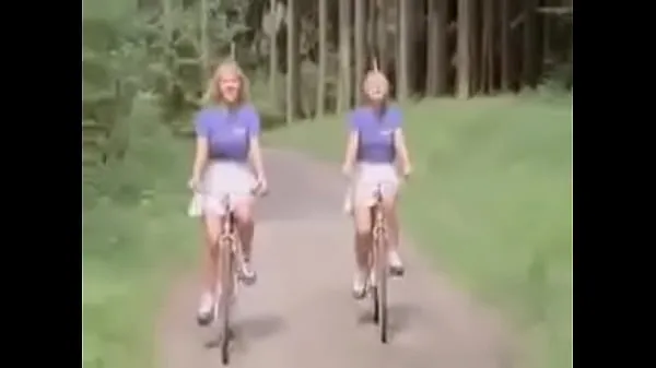 Regardez Blonde teens ride bikes nouvelles vidéos