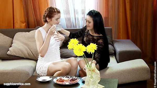 Assista a Coffeetime Tryst - por Sapphic Erotica sexo lésbico com Agnessa Lilianna vídeos recentes