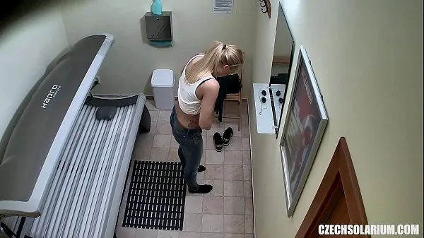 Regardez Une bombasse blonde se masturbe secrètement dans un solarium public nouvelles vidéos