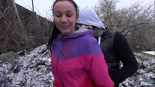 Guarda Una bambina congelata scopata sulla neve da uno straniero birichinonuovi video