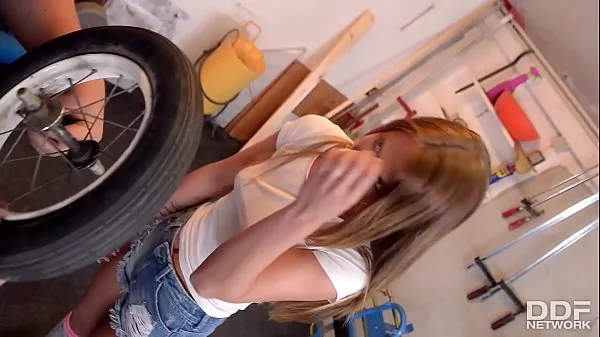 Titta på Sexy Teen in Knee High Socks Rides Cock in a Repair shop nya videor