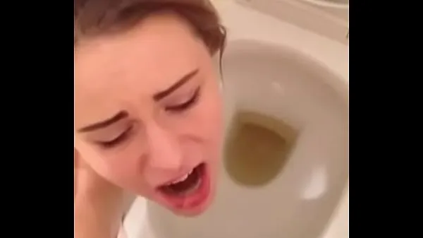 Tonton Hot brunette teen slut swallows boyfriends piss over toilet Video baharu