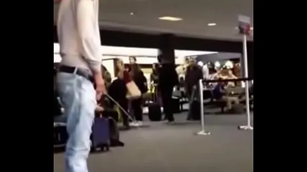 Guarda L'attore Bronson Pelletier si u. pipì all'aeroportonuovi video