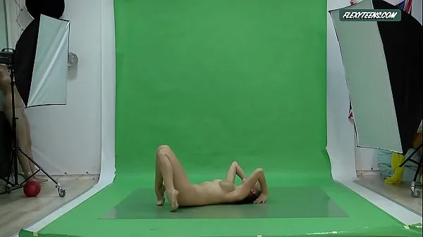 ดู Big boobs Nicole on the green screen spreading วิดีโอใหม่ๆ