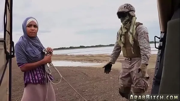 Assista a Esposa muçulmana trapaceando no ponto de entrega do butim, a 23 km da base vídeos recentes