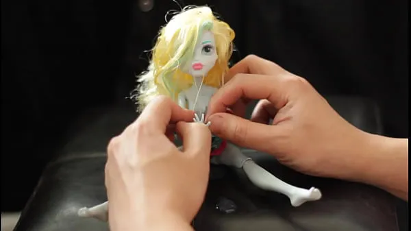 Tonton BEAUTIFUL Lagoona doll (Monster High) gets DRENCHED in CUM 19 TIMES Video baharu