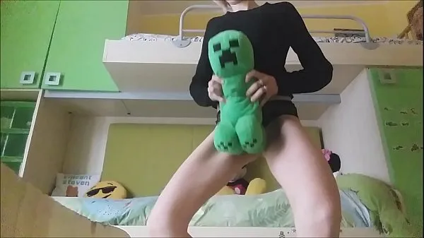 Mira hermana, no creo que esta sea la forma correcta de jugar con peluches nuevos videos