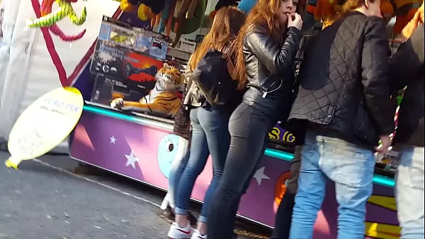 Katso Candid a perfect teen girl bubble butt in black jeans with his boyfriend while they are shopping tuoreita videoita