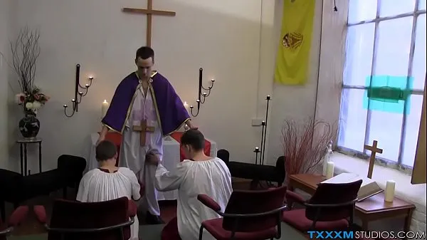 Yeni Videolar Naughty twinks have freaky anal threesome with a priest izleyin