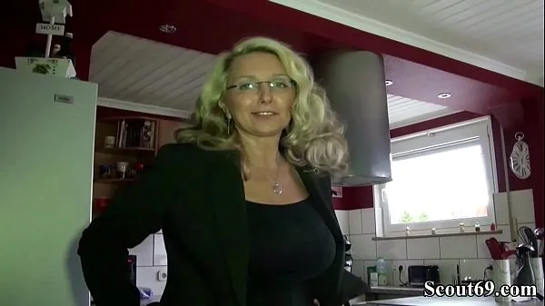 Sehen Sie sich DEUTSCHE MILF MIT MEGA TITTEN wird vom Nachbarn gefickt neuen Videos an