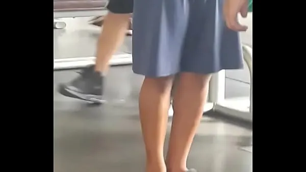 观看 Marking volume in shorts at the gym 个新视频