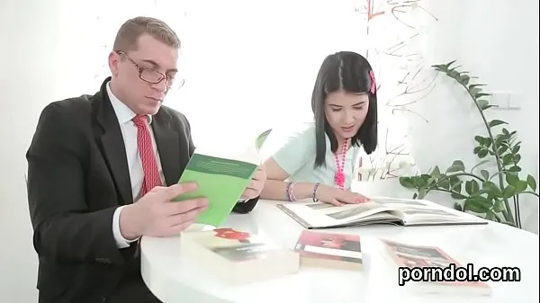 Pozrite si Kissable girl is tempted and screwed by older lecturer čerstvé videá