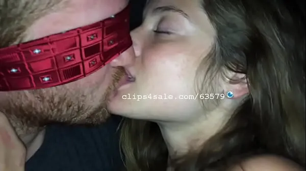 Hot Chick Kissing Guy Blindfolded ताजा वीडियो देखें