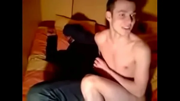 Bekijk Naked straight guy bothering friend nieuwe video's