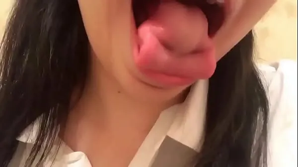 Mira mostrando su boca sexy nuevos videos