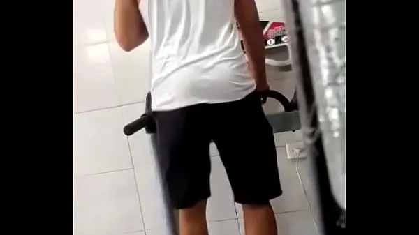 Bekijk Hot ass straight at the gym nieuwe video's