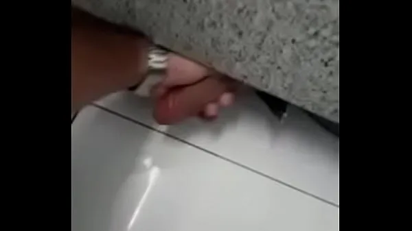 Regardez Punning le gars dans la salle de bain de Shopping Três Américas - Cuiabá, MT nouvelles vidéos