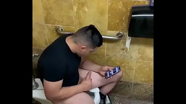 Tonton Video SPYING STRAIGHT IN THE BATHROOM: HE IS MASTURBATING baru