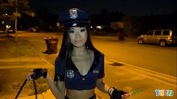 Assista a YNGR - Asian Teen Vina Sky fodida no Halloween vídeos recentes