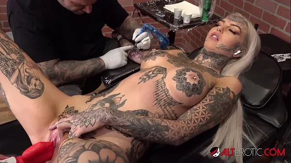 Se Amber Luke masturbates while getting tattooed friske videoer