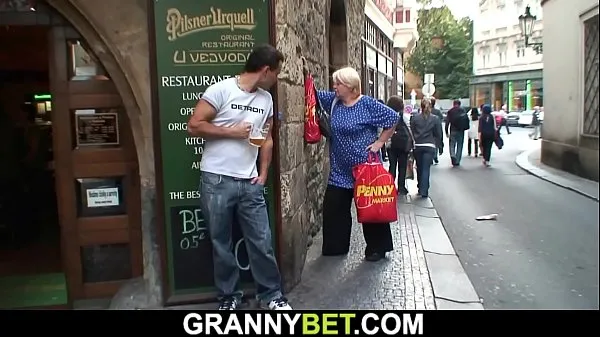 Guarda La nonna tettona cavalca il cazzo dello sconosciutonuovi video