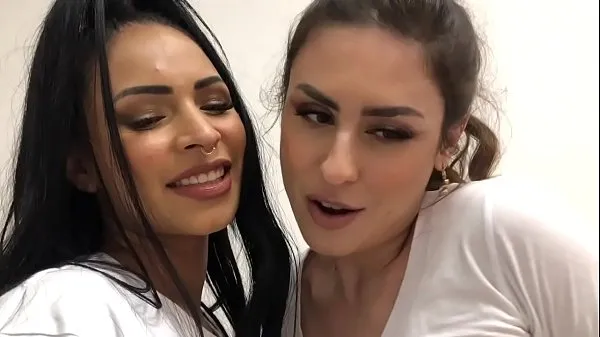 Guarda La cattiva Emme White e Pocahontas Oficial mostrano come fare sesso tra donne con ASMR, sussurrandoti un sacco di puttane all'orecchionuovi video