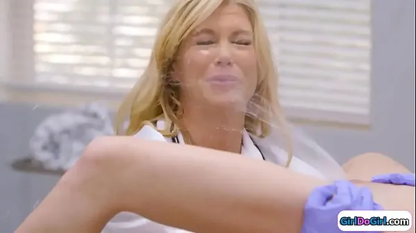 Bekijk Unaware doctor gets squirted in her face nieuwe video's