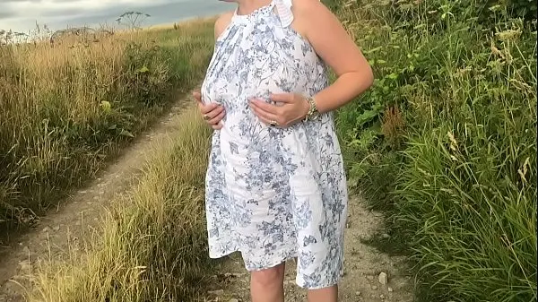 Regardez Femme va faire une promenade se déshabille et se masturbe nouvelles vidéos