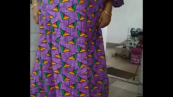 Sehen Sie sich Desi Bhabi pinkelt in der Toilette neuen Videos an