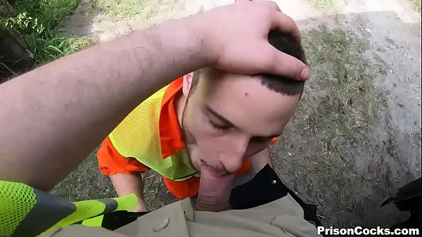 Pozrite si PRISON COCKS - After Picking Up Trash, This Inmate Sucked My Dick In Public čerstvé videá