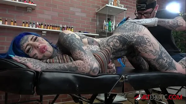 Assista a Gata australiana peituda tatuou o traseiro depois de transar com o tatuador vídeos recentes