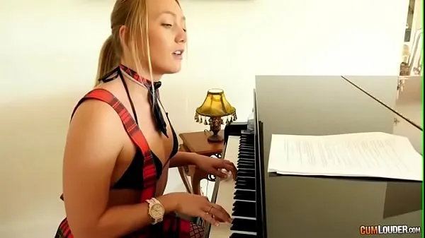 Se Playing the Piano - Aj Applegate ferske videoer