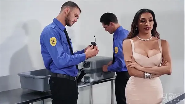 Mira Morena (Jessy Dubai) obtiene su culo golpeado por Security Cliff - Transangels nuevos videos