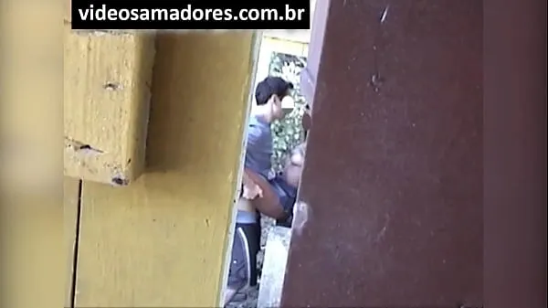 Mira Voyeur filma a una joven pareja follando, hasta que lo descubre grabando un video nuevos videos