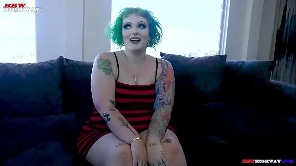 Assista a garota emo bbw com bunda enorme pega o pau enorme de Jovan Jordans vídeos recentes