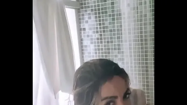 Sehen Sie sich Anitta Vaza Brüste beim Baden neuen Videos an