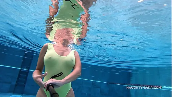 Se My transparent when wet one piece swimwear in public pool friske videoer