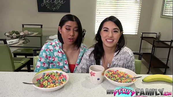 Bekijk Asian Step-Sisters Are Especially Close Around the Holidays nieuwe video's