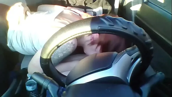 Regardez Une rousse amateur suce une bite dans la voiture nouvelles vidéos