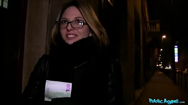 Regardez Agent public français babe à lunettes baisée sur un escalier public nouvelles vidéos