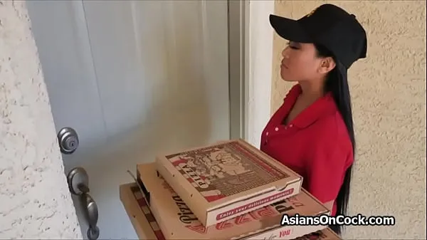 Nézz meg Asian babe delivers pizza and gets into a threesome friss videót