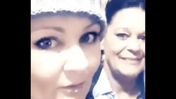 Oglejte si Real Life step Mother and Daughter Pawgs Threesome sveže videoposnetke