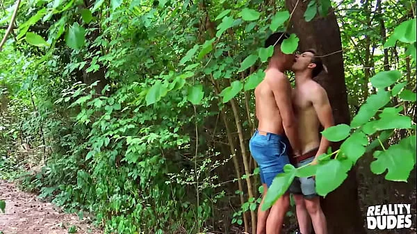 Regardez Juin) Trébucher sur un (Leonel) en chaleur dans les bois le baise à la place - Reality Dudes nouvelles vidéos