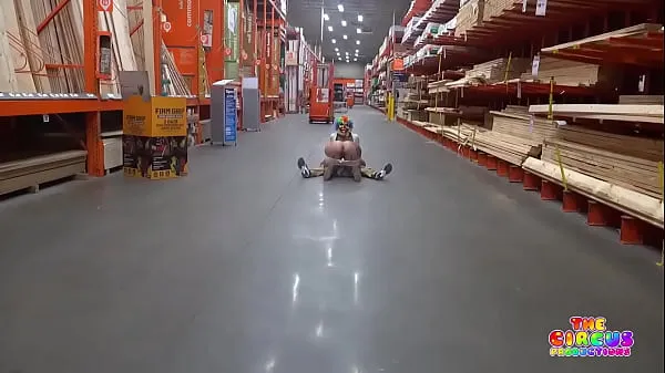 Regardez Clown se fait sucer la bite dans le Home Depot nouvelles vidéos