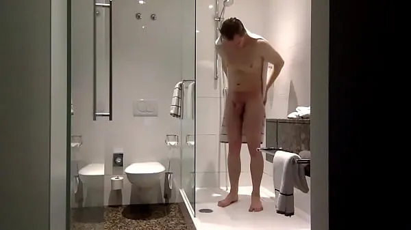 Russian guy Alexander in the shower 2 새로운 비디오를 시청하십시오