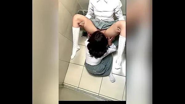 Guarda Due studentesse lesbiche messicane si toccano nel bagno della scuola e fanno sesso orale! Due calde studentesse lesbiche messicane nel bagno delle donne si toccanonuovi video