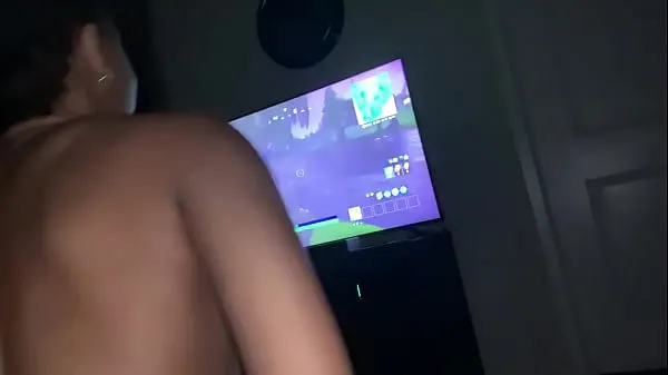 My neighbor LOVES CUMMING IN MY pussy as he plays his video game ताजा वीडियो देखें