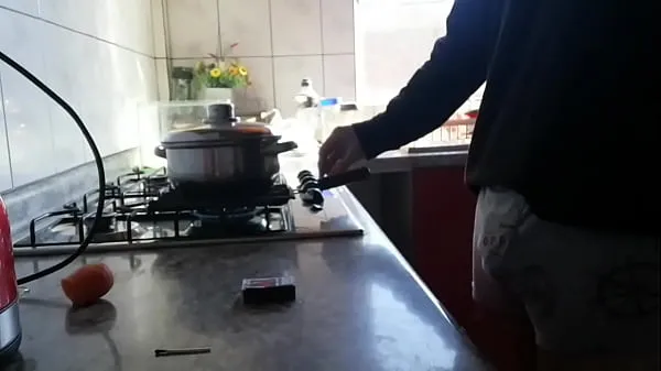 Assista a Me masturbando enquanto cozinho para minha madrasta vídeos recentes