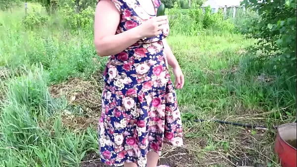 Nézz meg A mature bbw fucks with a cucumber in nature outside the city in public places Her natural boobs and gorgeous booty blend in with the natural landscape friss videót